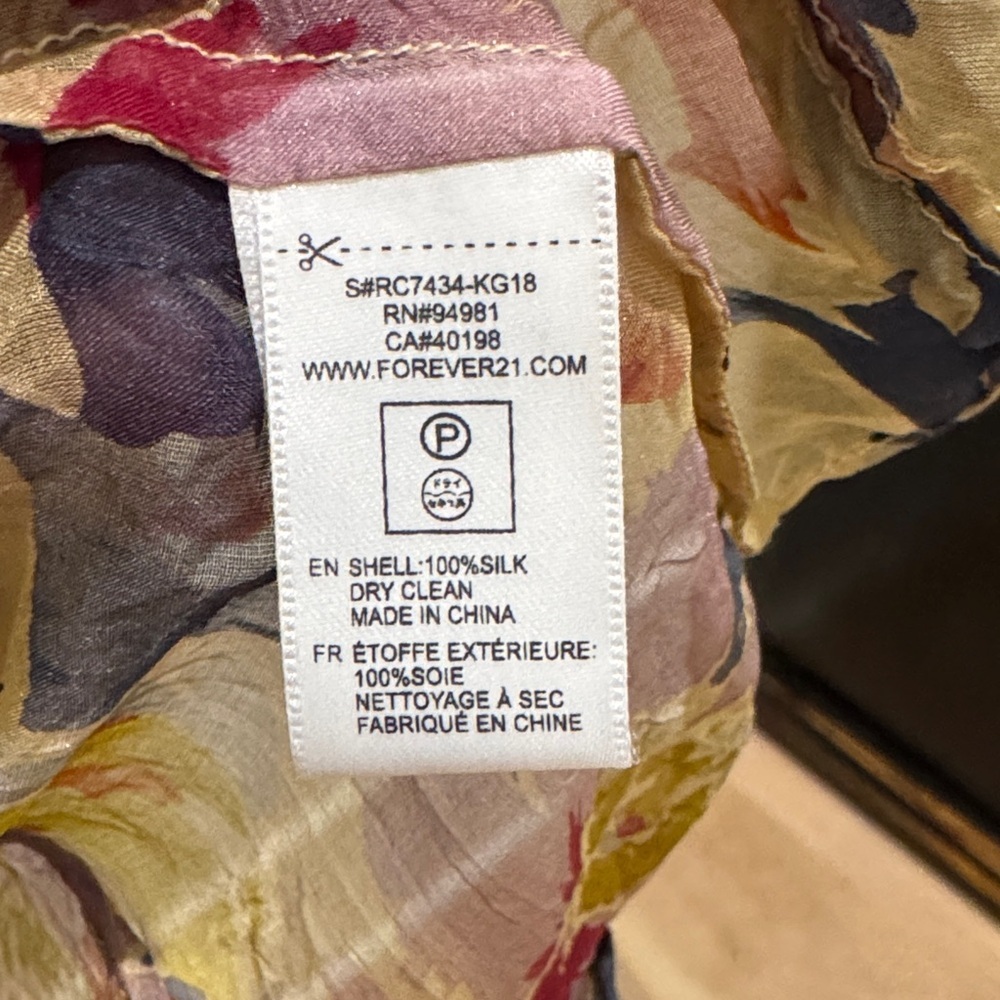 Love21 by Forever 21 Sheer Floral V-Neck Blouse 100% silk - Picture 3 of 4